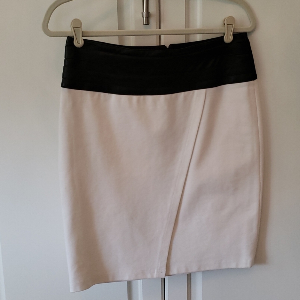 Saks Fifth Avenue size 6 white pencil skirt